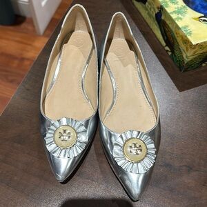 Tory Burch Silver Leather Medallion Flats – Size 7.5
